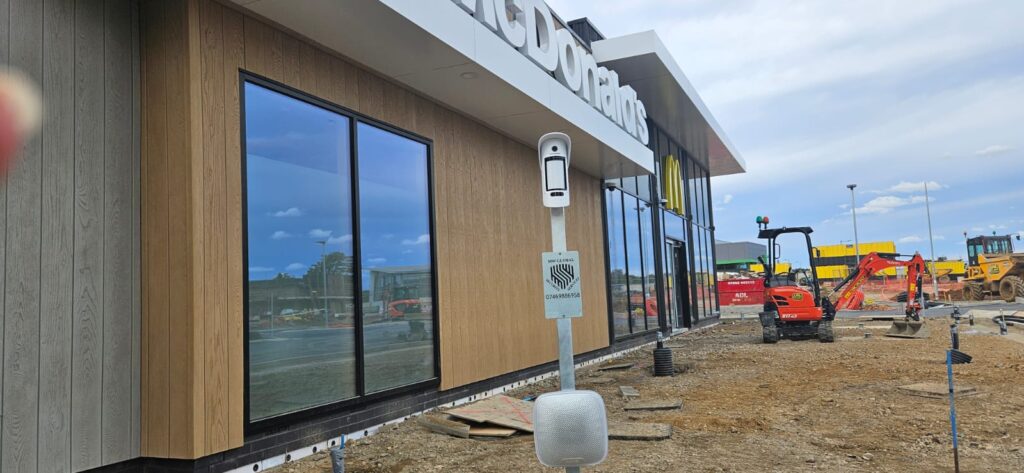 Temporary wireless alarm system deployed for construction site security